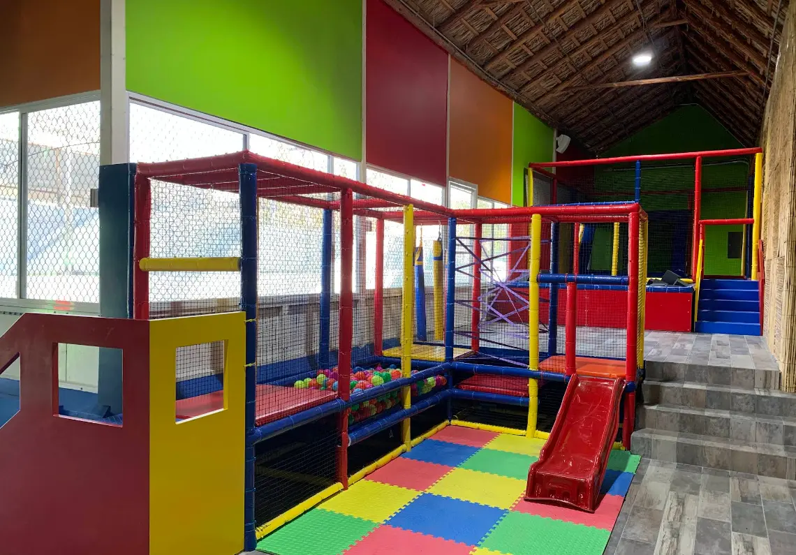 Juegos techados con tobogán y red