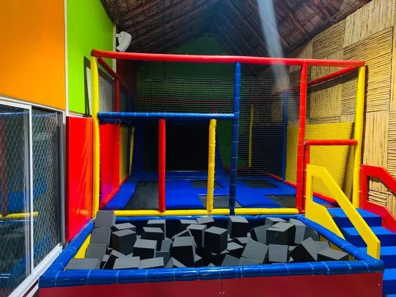Alberca de cubos de espuma dentro de la estructura de juego