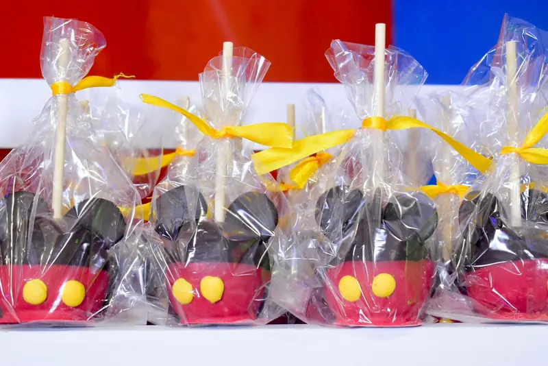 Manzanas cubiertas de chocolate con diseño de Mickey Mouse